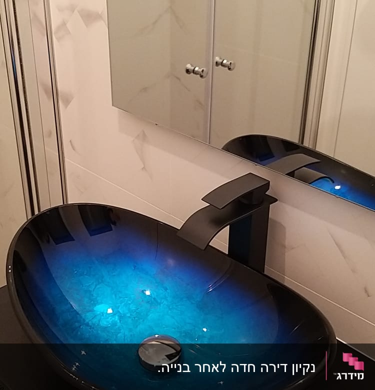 כיור זכוכית כחול עם ברז מודרני